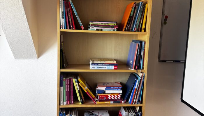 Unterrichtsraum bei Nachhilfe-Nimmich in Bitterfeld-Wolfen. Lehrbücher Sekundarstufe I & II für die Nachhilfe bei Nachhilfe-Nimmich.