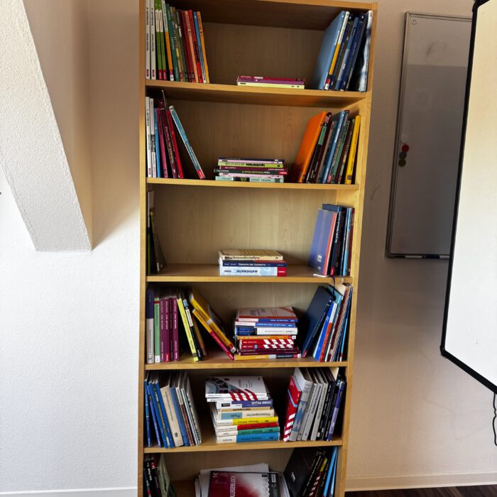 Unterrichtsraum bei Nachhilfe-Nimmich in Bitterfeld-Wolfen. Lehrbücher Sekundarstufe I & II für die Nachhilfe bei Nachhilfe-Nimmich.